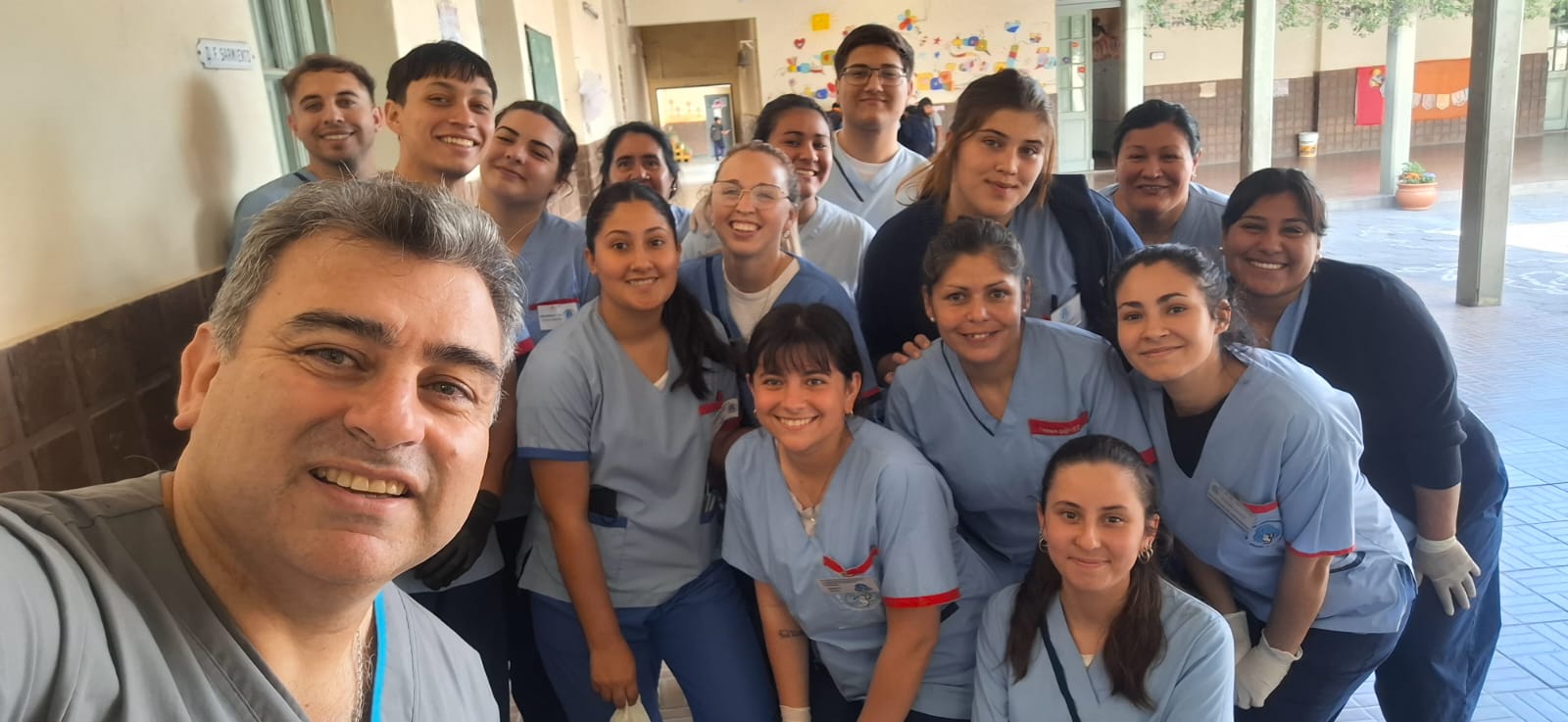 Salida de campo de estudiantes de Enfermería a la Escuela N.º 431
