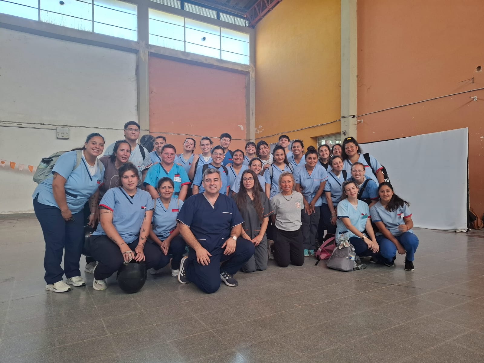 Salida de campo de estudiantes de Enfermería a la Escuela N.º 608
